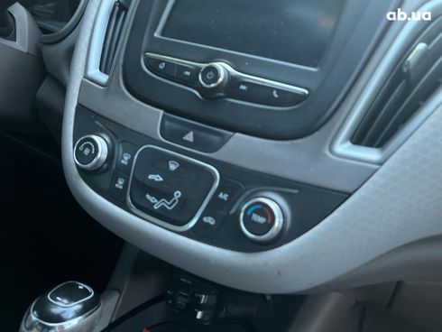 Chevrolet Malibu 2017 белый - фото 38