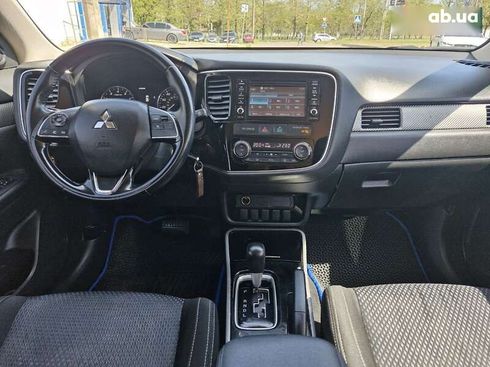 Mitsubishi Outlander 2017 - фото 18