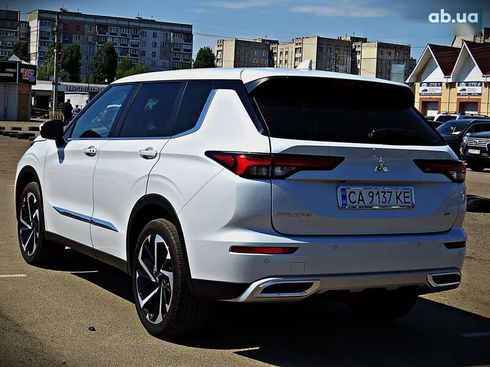 Mitsubishi Outlander 2022 - фото 4
