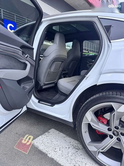 Audi SQ8 e-tron 2023 - фото 12