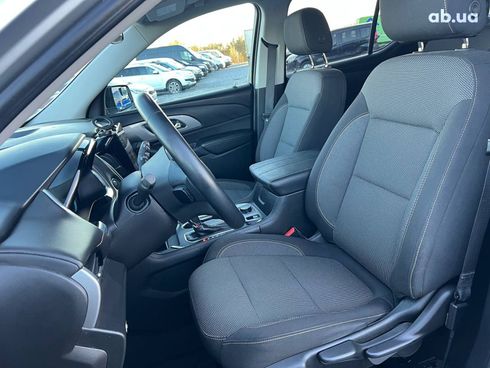 Chevrolet Traverse 2017 серый - фото 18