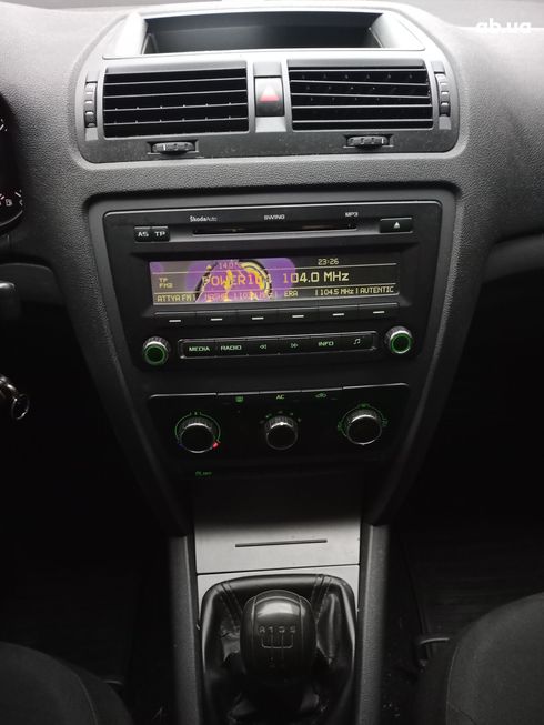 Skoda Octavia 2011 серебристый - фото 4