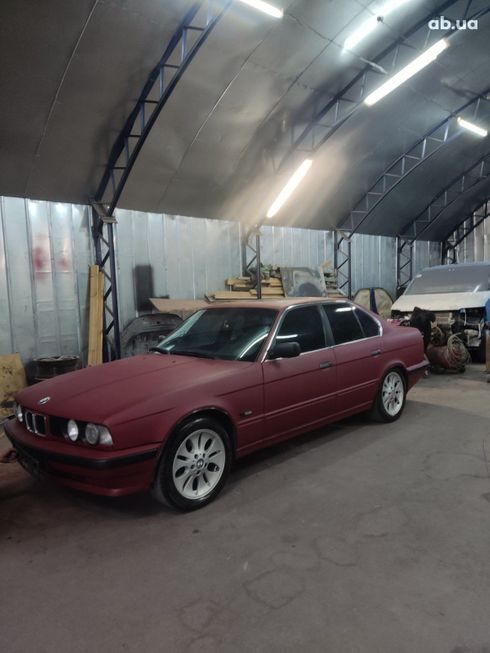 BMW 5 серия 1993 вишневый - фото 2