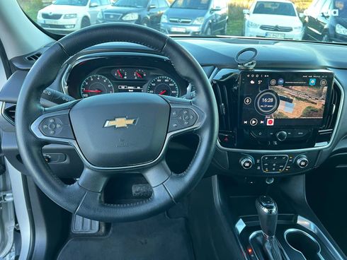 Chevrolet Traverse 2017 серый - фото 22