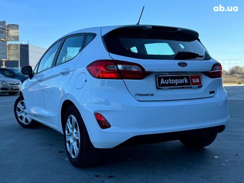 Ford Fiesta 2018 белый - фото 11