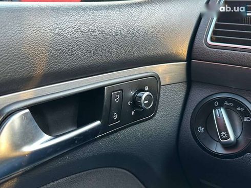 Volkswagen Touran 2012 - фото 17