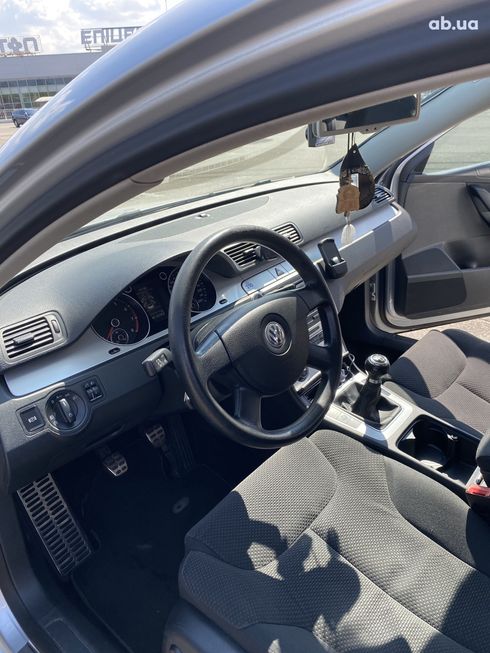 Volkswagen Passat 2009 серебристый - фото 17