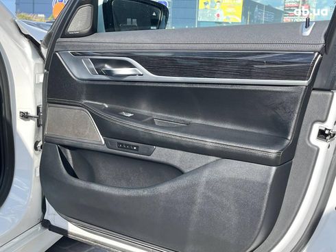 BMW 7 серия 2018 белый - фото 18