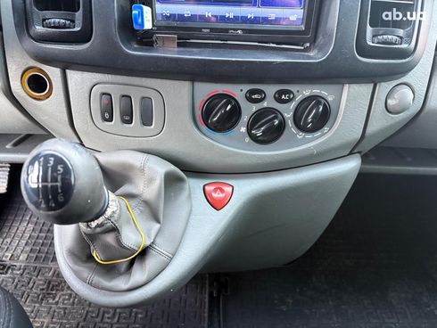 Opel Vivaro 2009 белый - фото 22