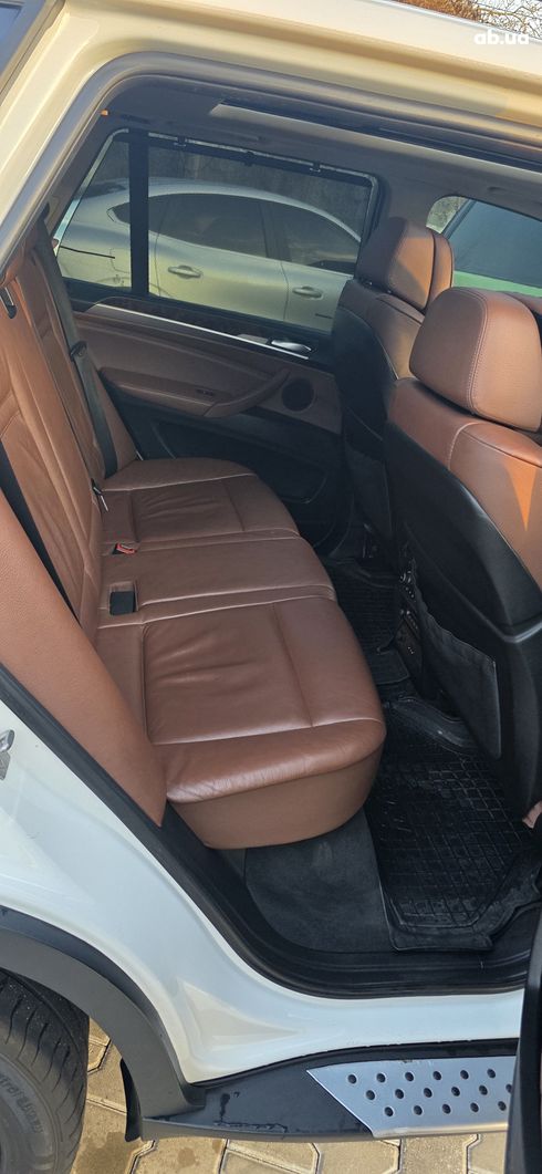 BMW X5 M 2011 белый - фото 9