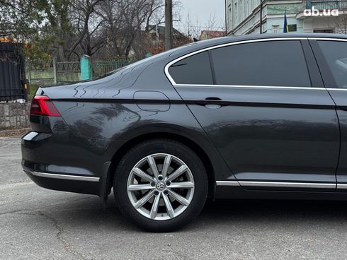 Volkswagen Passat 2018 серый - фото 13