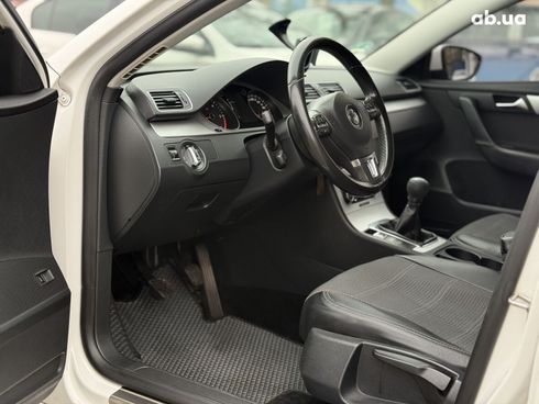 Volkswagen Passat 2011 белый - фото 9