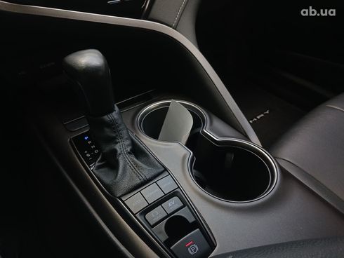 Toyota Camry 2021 белый - фото 17