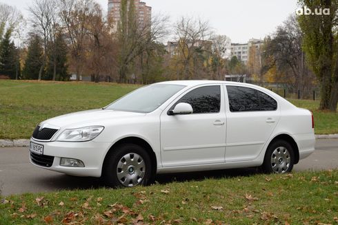 Skoda Octavia 2011 белый - фото 13