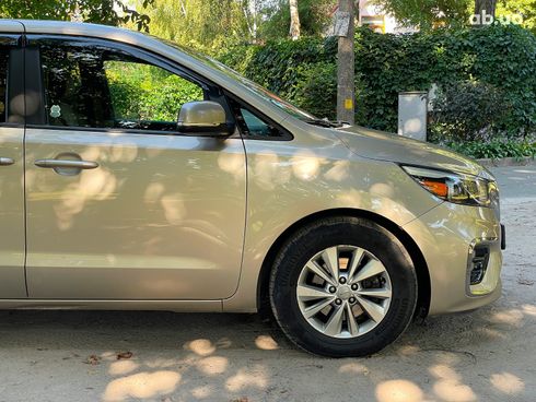 Kia Sedona 2016 бежевый - фото 6