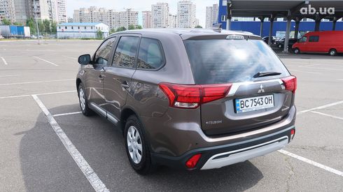 Mitsubishi Outlander 2018 коричневый - фото 5