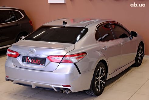 Toyota Camry 2019 серый - фото 5