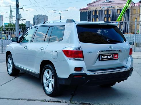 Toyota Highlander 2012 серый - фото 7