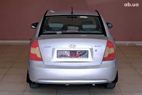 Hyundai Accent 2009 серебристый - фото 6