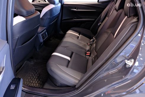 Toyota Camry 2024 серебристый - фото 8