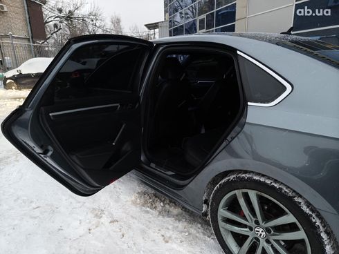 Volkswagen Passat 2016 серый - фото 15