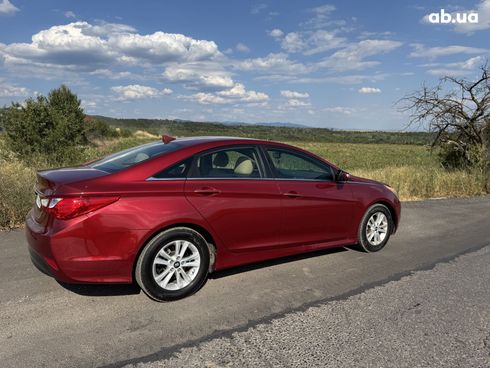 Hyundai Sonata 2014 красный - фото 13