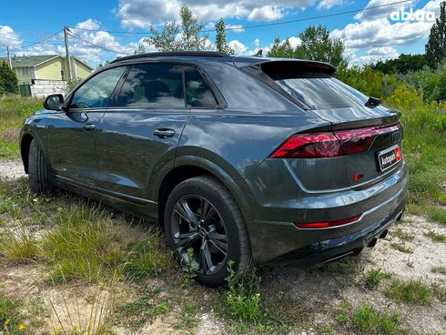 Audi Q8 2024 серый - фото 7