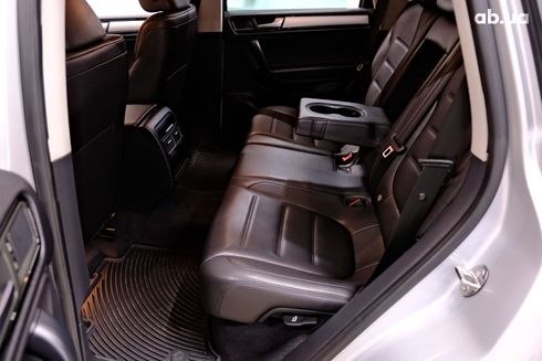 Volkswagen Touareg 2013 серебристый - фото 8