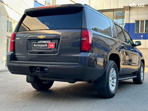 Chevrolet Suburban 2016 серый - фото 17