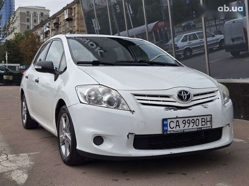 Toyota Auris 2011 - фото 2