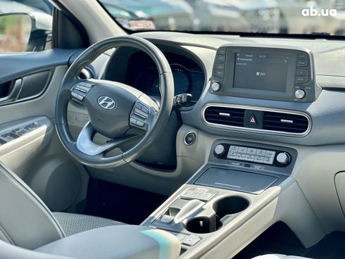 Hyundai Kona Electric 2021 белый - фото 18