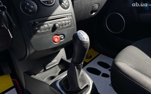 Renault Clio 2010 - фото 14