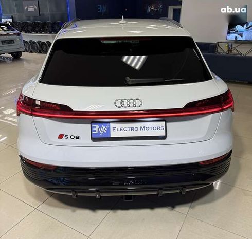 Audi SQ8 e-tron 2023 - фото 28