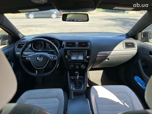 Volkswagen Jetta 2016 серый - фото 25