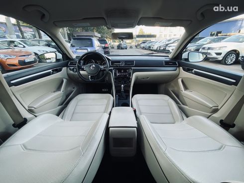Volkswagen Passat 2017 белый - фото 17