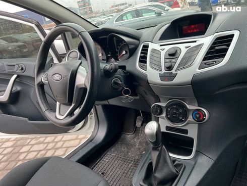 Ford Fiesta 2012 белый - фото 38