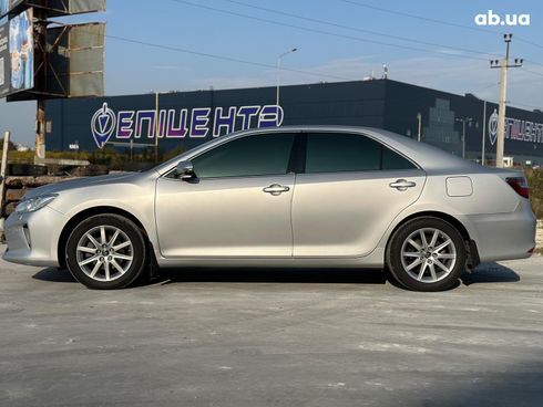 Toyota Camry 2017 серый - фото 5