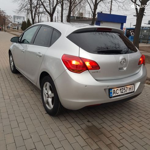 Opel Astra J Hatchback 2010 серебристый - фото 7