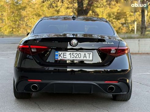 Alfa Romeo Giulia 2017 - фото 12