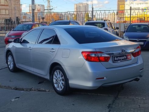 Toyota Camry 2012 серый - фото 4