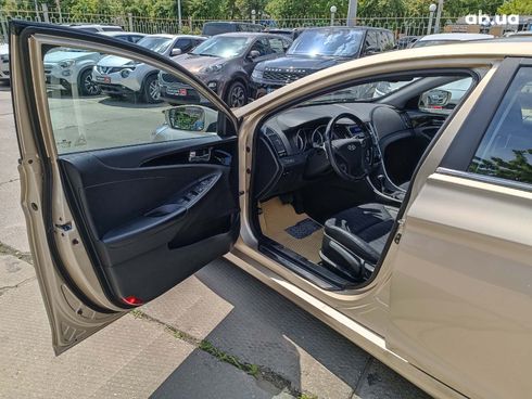 Hyundai Sonata 2010 бежевый - фото 12