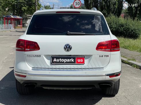Volkswagen Touareg 2015 белый - фото 8