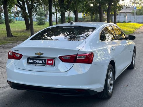 Chevrolet Malibu 2017 белый - фото 12