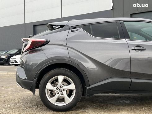 Toyota C-HR 2017 серый - фото 9