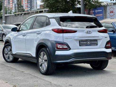 Hyundai Kona Electric 2021 белый - фото 3