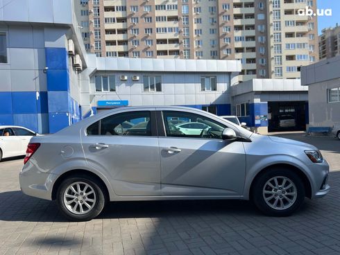 Chevrolet Sonic 2019 серый - фото 6