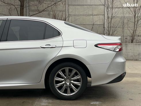 Toyota Camry 2018 серый - фото 14