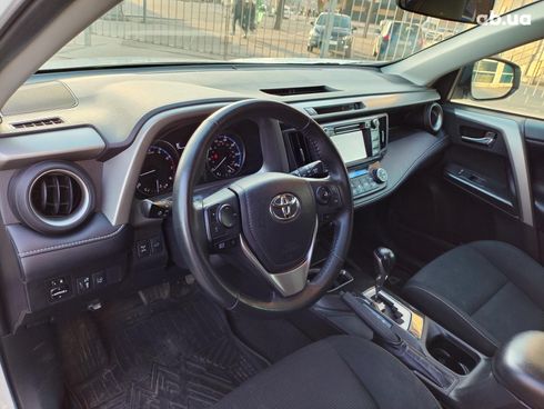 Toyota RAV4 2018 белый - фото 21