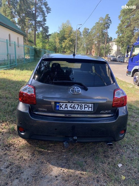 Toyota Auris 2011 серый - фото 2