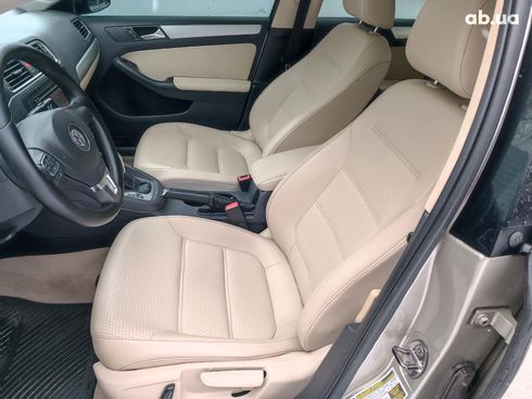 Volkswagen Jetta 2012 бежевый - фото 20